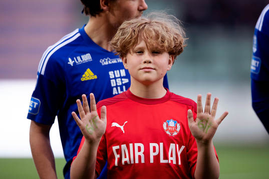 En maskot med Helsingborgs matchtröja har skrivit GIF i