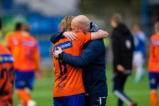 Erlend Segberg of Aalesund and Marius Bøe, interim head