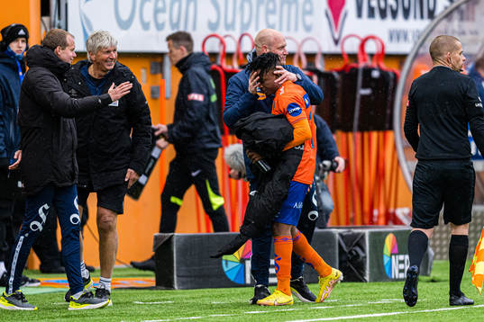 Isaac Atanga of Aalesund and Marius Bøe, interim head