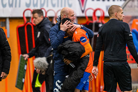 Isaac Atanga of Aalesund and Marius Bøe, interim head