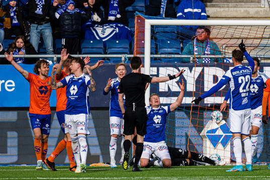 Ola Brynhildsen and Kristian Eriksen of Molde reacts