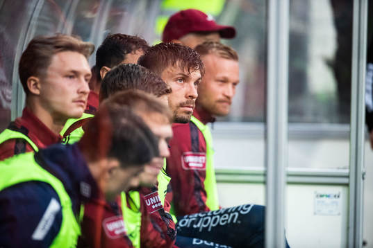 Örgrytes Daniel Paulson på bänken
