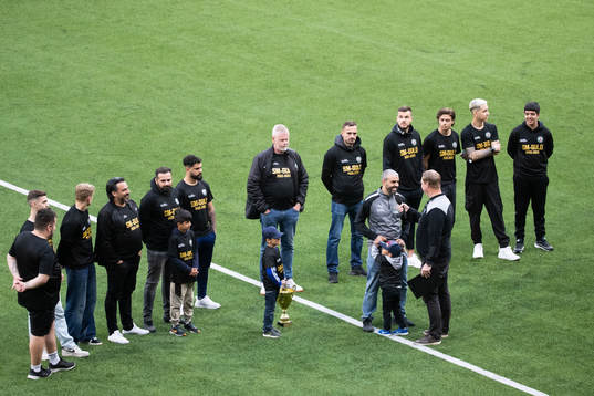 Speakern Joakim Björnstad intervjuar Örebros futsallag i