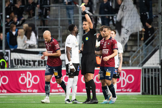 Örebros Nasiru Moro tilldelas gult kort av Domare Adi