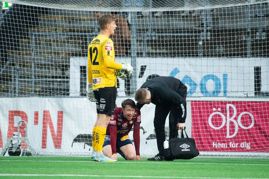Örgrytes Viktor Lundberg har ont och får vård