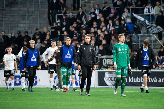 Örebros målvakt William Eskelinen och assisterande