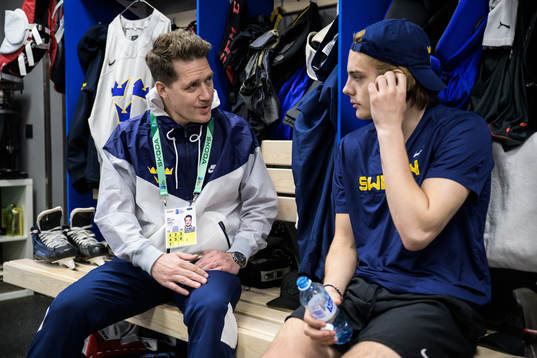 Head coach Sam Hallam and Leo Carlsson of Sweden at a