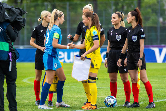 Alexia Potter of England and Elsa Pelgander of Sweden