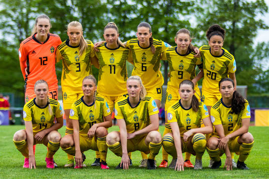 The startinge eleven of Sweden, goalkeeper Julia Cavander,