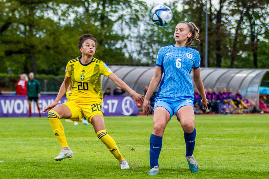 Felicia Schröder of Sweden and Zara Shaw of England