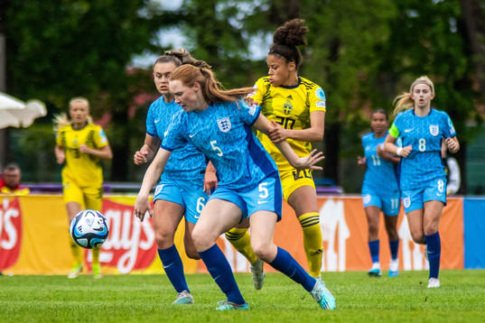 Katie Reid of England and Felicia Schröder of Sweden