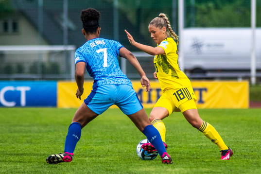 Araya Dennis of England and Novalie Jensen of Sweden
