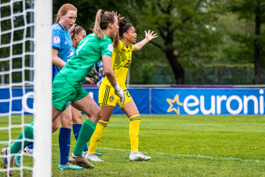 Felicia Schröder of Sweden reacts