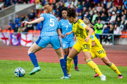 Katie Reid of England and Felicia Schröder of Sweden