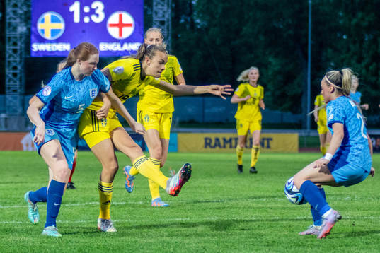 Katie Reid of England and Bianca Hultbäck of Sweden