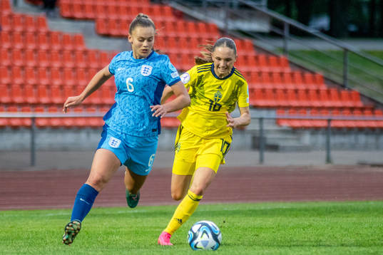 Zara Shaw of England and Nova Rolfsson of Sweden