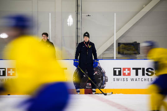 Head coach Sam Hallam of Sweden at a practice session