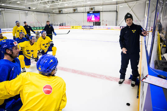 Head coach Sam Hallam of Sweden at a practice session
