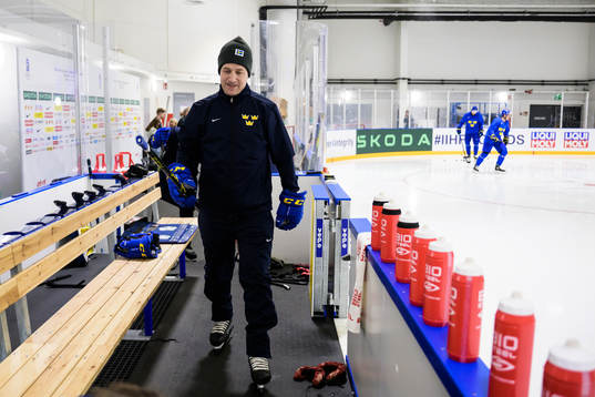Head coach Sam Hallam of Sweden at a practice session