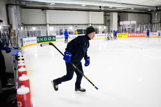 Head coach Sam Hallam of Sweden at a practice session