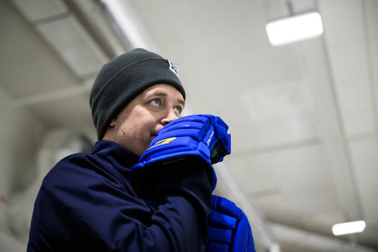 Head coach Sam Hallam of Sweden at a practice session