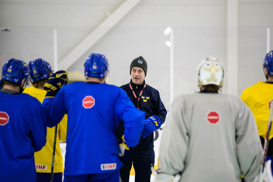 Head coach Sam Hallam of Sweden at a practice session