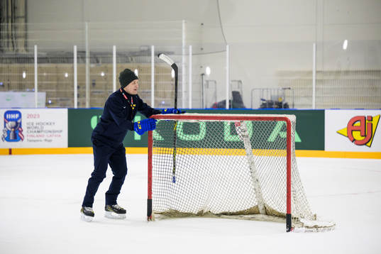 Head coach Sam Hallam of Sweden at a practice session