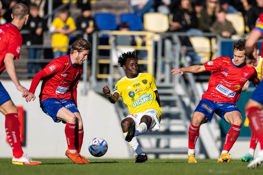 Tvååkers Melvin Bälter och Falkenbergs Godwin Aguda