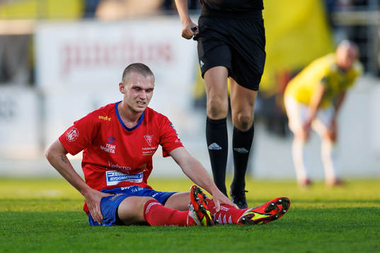 Tvååkers Nils Bertilsson har ont fotbollsmatchen i Ettan