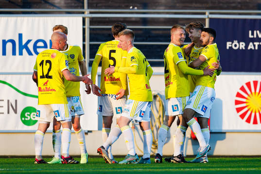 Falkenbergs spelare jublar
