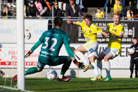 Bläddra bland fler bilder av Fotboll, Ettan södra, herr, Falkenberg - Tvååker