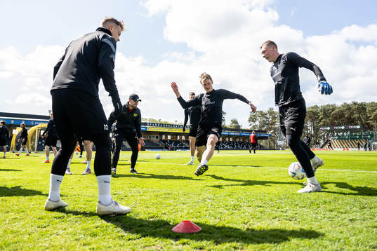 Alexander Johansson och målvakt Hugo Fagerberg