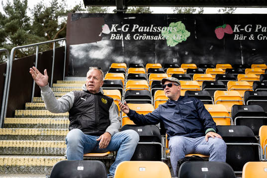Mjällbys sportchef Hasse Larsson visar upp Strandvallen