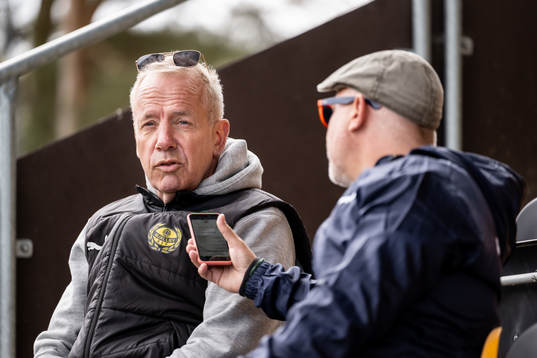 Mjällbys sportchef Hasse Larsson visar upp Strandvallen