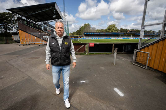 Mjällbys sportchef Hasse Larsson visar upp Strandvallen