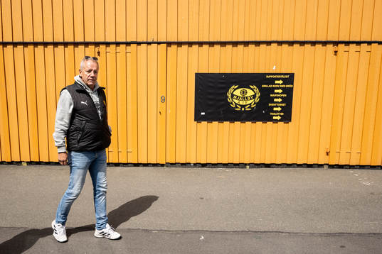 Mjällbys sportchef Hasse Larsson visar upp Strandvallen