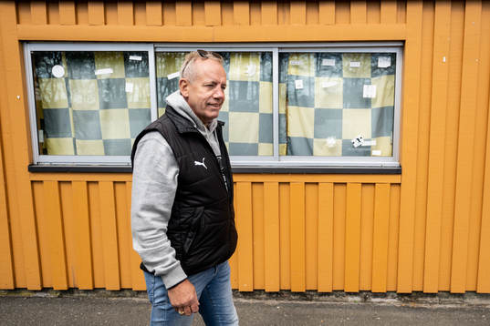 Mjällbys sportchef Hasse Larsson visar upp Strandvallen
