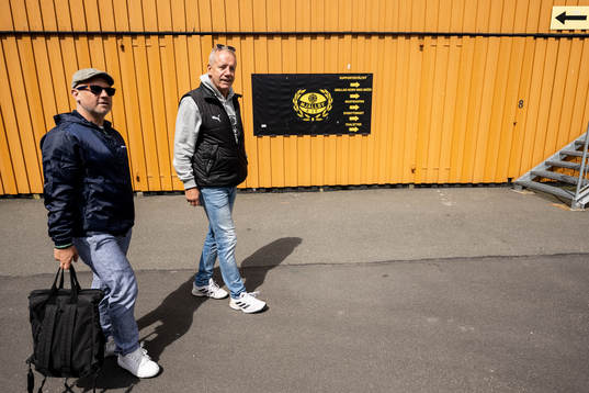 Mjällbys sportchef Hasse Larsson visar upp Strandvallen