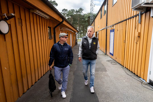 Mjällbys sportchef Hasse Larsson visar upp Strandvallen
