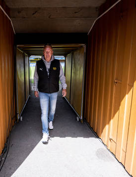 Mjällbys sportchef Hasse Larsson visar upp Strandvallen
