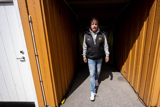 Mjällbys sportchef Hasse Larsson visar upp Strandvallen