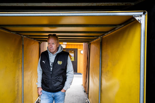 Mjällbys sportchef Hasse Larsson visar upp Strandvallen