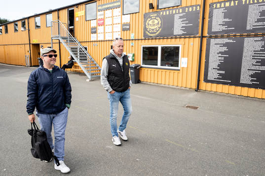 Mjällbys sportchef Hasse Larsson visar upp Strandvallen