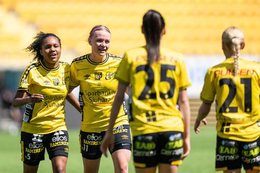 Elfsborgs Vanessa Lopez och Leann Nyström jublar