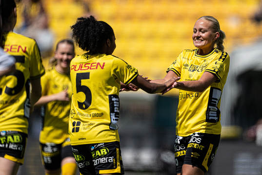 Elfsborgs Vanessa Lopez jublar med Matilda Ståhlbom