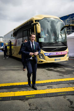 Head coach Sam Hallam of Sweden arrives to the arena for