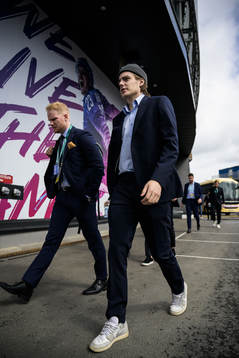 Video coach Adam Almqvist and Leo Carlsson of Sweden arrive