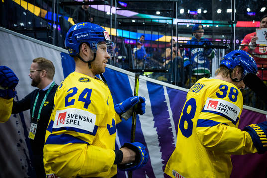 Oscar Lindberg and Rasmus Sandin of Sweden