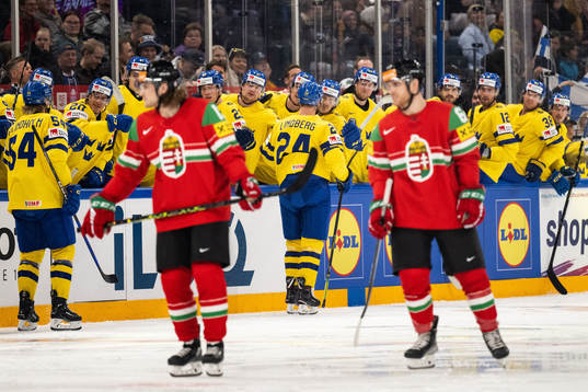 Oscar Lindberg of Sweden celebrates with team mates