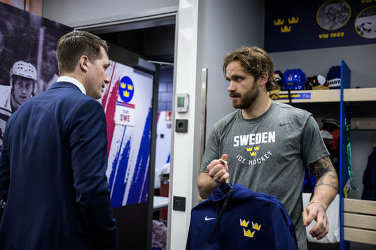 Head coach Sam Hallam and Timothy Liljegren of Sweden